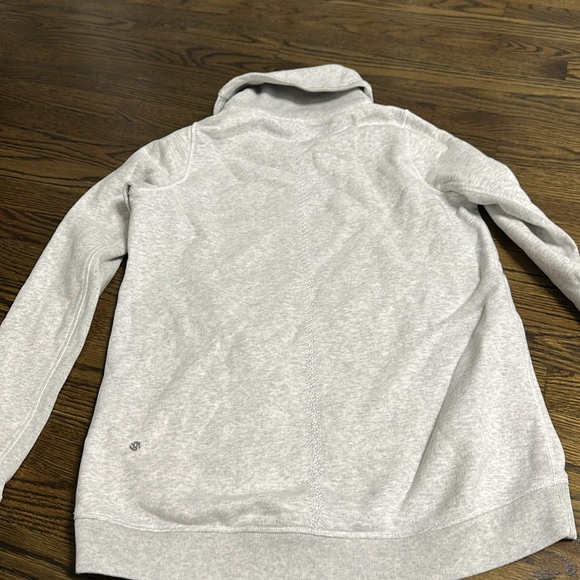 NWOT Lululemon Avenue Pullover. Size 6 - Picture 9 of 10